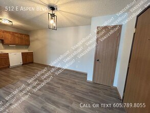 512 E Aspen Blvd in Brandon, SD - Building Photo - Building Photo