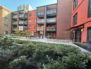 West Bay Court in Vancouver, BC - Building Photo - Building Photo