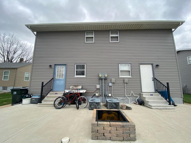 609 S Main St in Dupo, IL - Foto de edificio - Building Photo