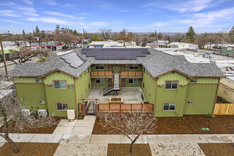 Courtyard at Oakdale in Chico, CA - Building Photo - Building Photo