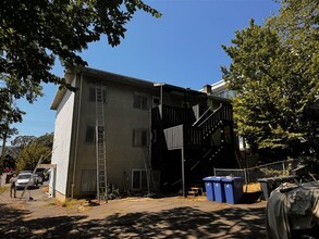 611 Fernhill Rd in Victoria, BC - Building Photo - Building Photo