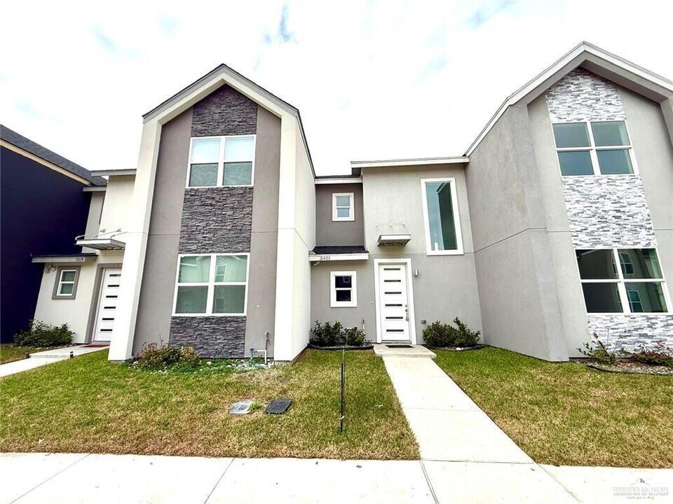11 N Crown Ln in Pharr, TX - Building Photo