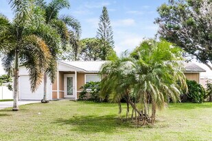 357 NW Hibiscus St in Port St. Lucie, FL - Building Photo
