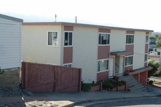 2924 Santa Clara Ave in El Cerrito, CA - Foto de edificio - Building Photo