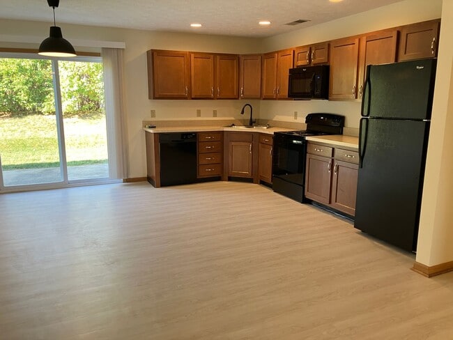 1050 Laurel Tree Ct in Troy, OH - Building Photo - Building Photo