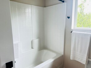 8726 Schoolway Pl NW, Unit Room 1 in Silverdale, WA - Building Photo - Building Photo