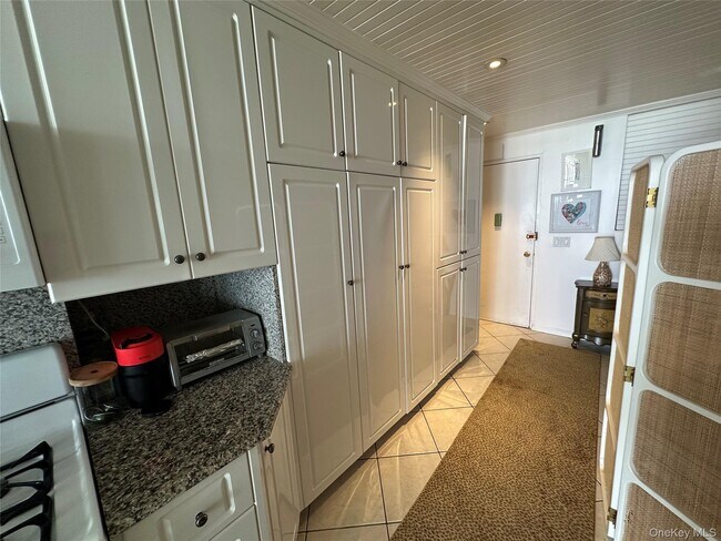 830 Shore Rd in Long Beach, NY - Foto de edificio - Building Photo