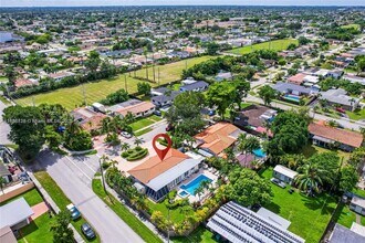 9901 SW 35th Terrace in Miami, FL - Building Photo - Building Photo