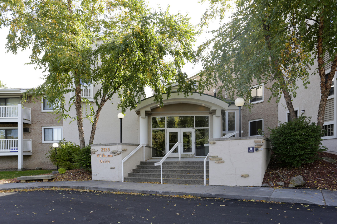 Stone Grove Apartments in Burnsville, MN - Building Photo