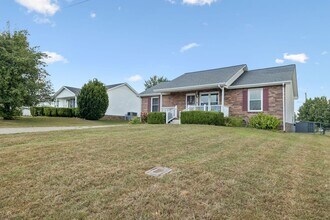 1073 Bobcat Dr in Clarksville, TN - Building Photo - Building Photo