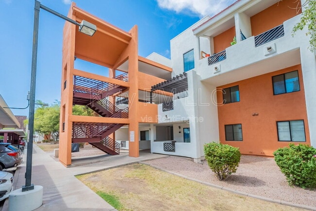 property at 1005 E 8th St