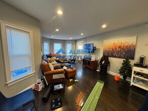 93 Grant St, Unit 1 in Somerville, MA - Foto de edificio - Building Photo