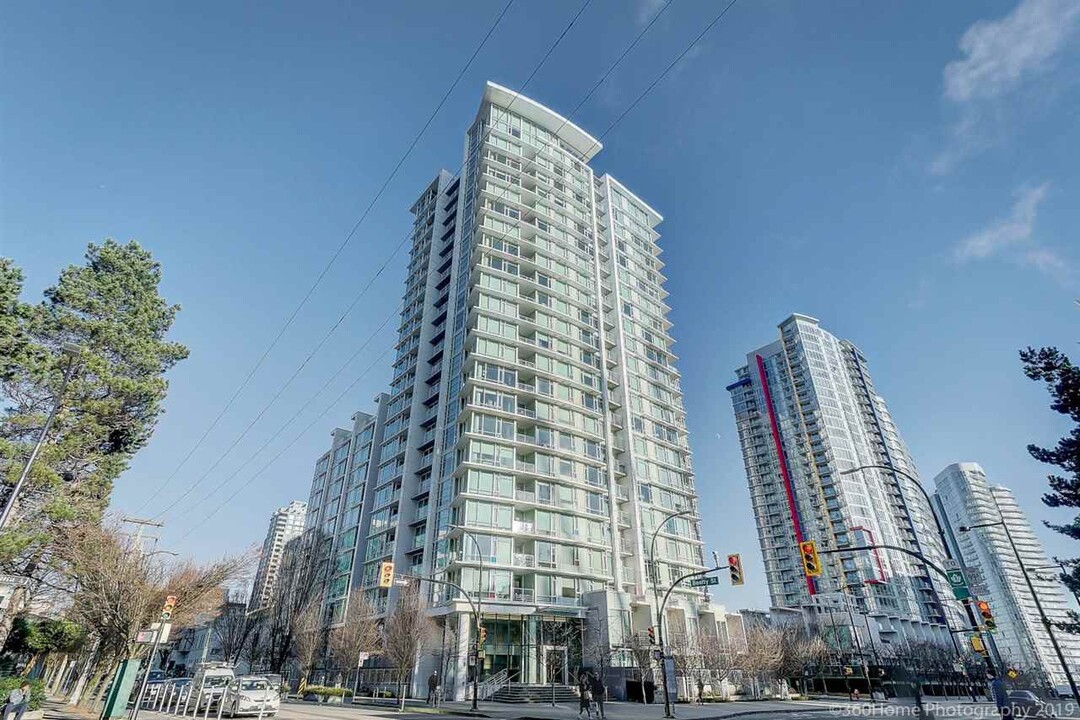 161 W Georgia St in Vancouver, BC - Building Photo