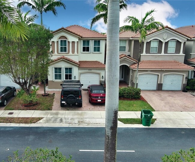 8562 NW 108th Ave in Doral, FL - Building Photo - Building Photo