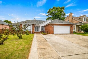 2125 Foxford St in Cantonment, FL - Building Photo