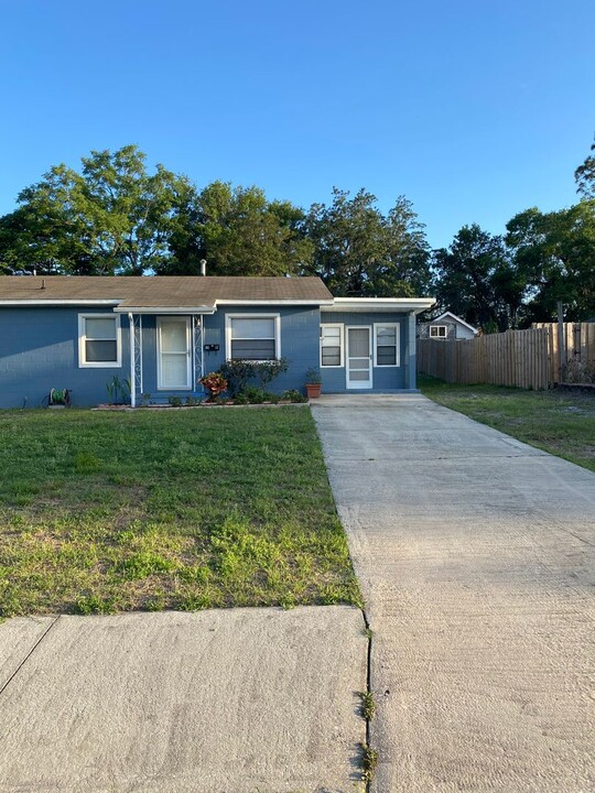 13 Sanford Ave in Debary, FL - Building Photo