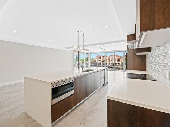 133 Isle of Venice Dr, Unit 201 in Fort Lauderdale, FL - Foto de edificio - Building Photo