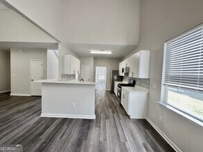 8295 Eastshore Dr in Union City, GA - Building Photo - Building Photo