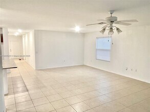 982 SW Alcantarra Blvd in Port St. Lucie, FL - Foto de edificio - Building Photo