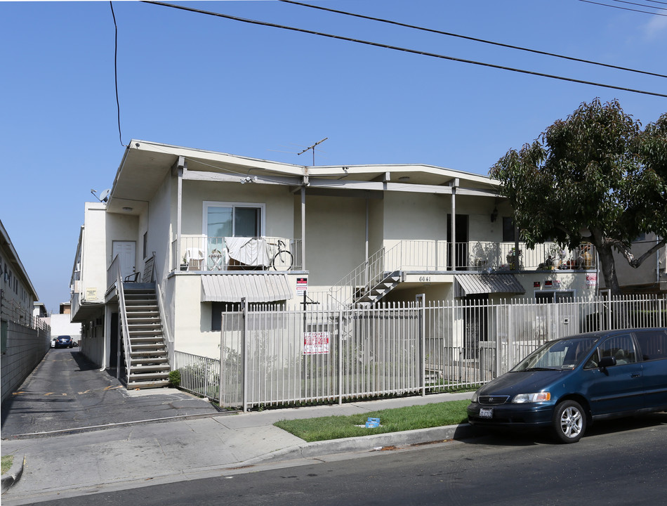 Etiwanda Apartments in Reseda, CA - Building Photo