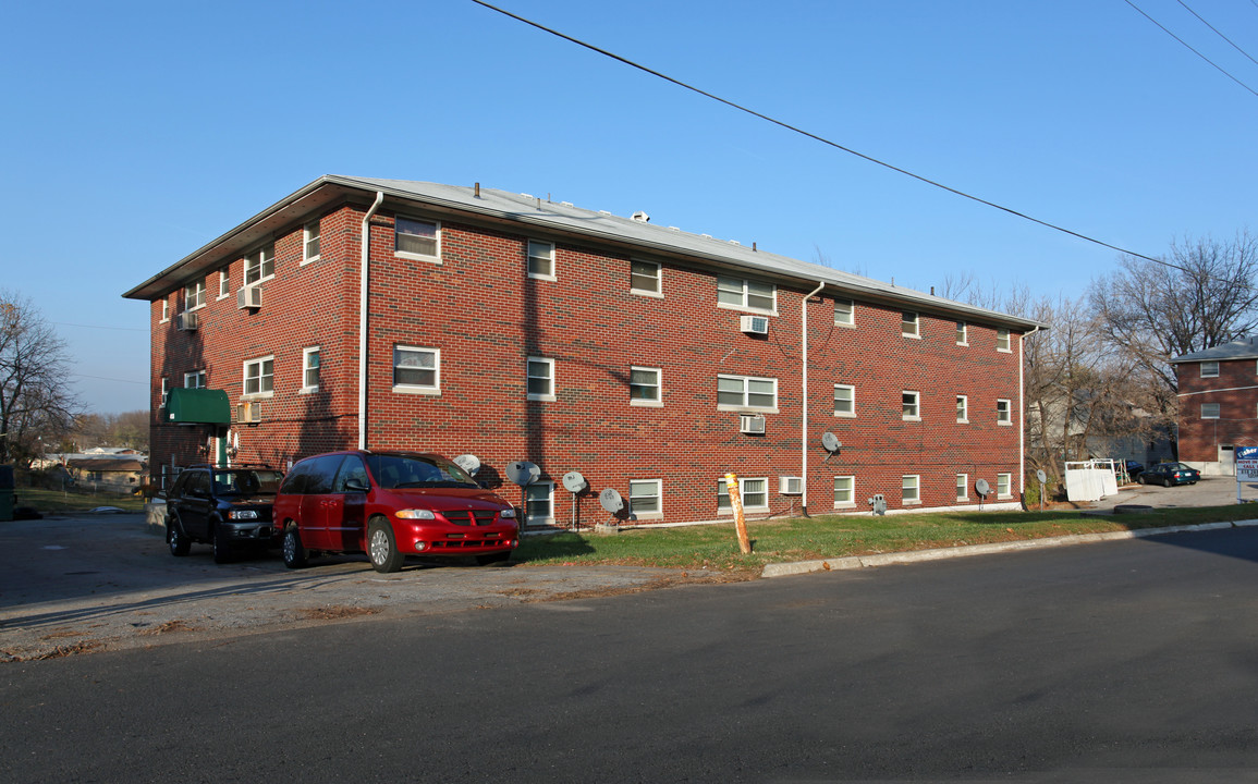 Fisher Court in Kansas City, KS - Building Photo