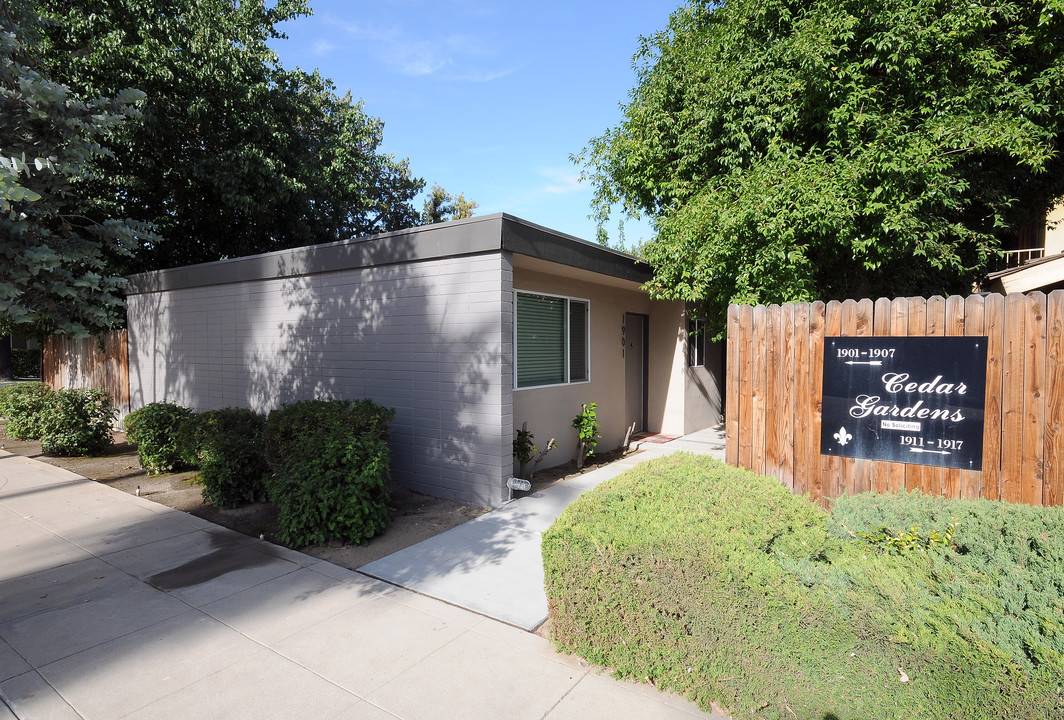 Cedar Gardens in Bakersfield, CA - Building Photo