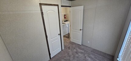 318 Tulip Ln in Belleville, MI - Building Photo - Building Photo