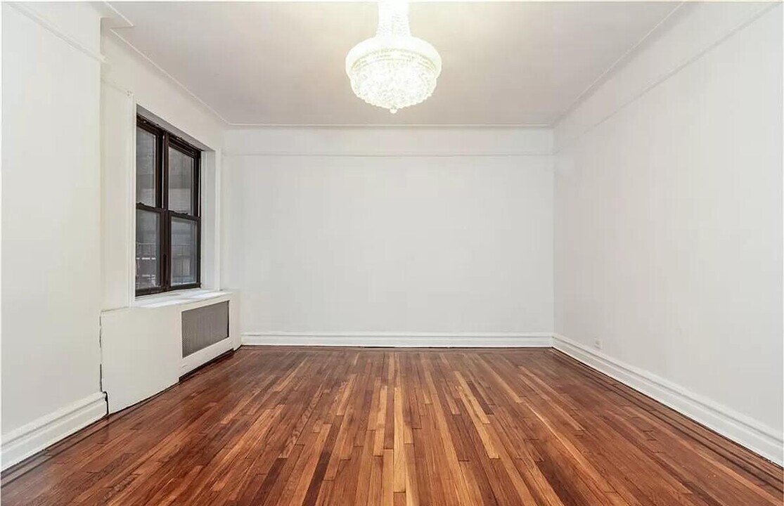 44-14 Newtown Rd in Queens, NY - Building Photo