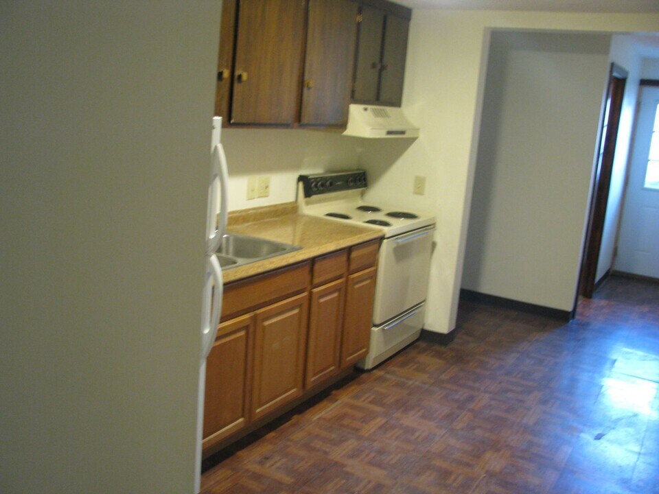 4014 School St in Springfield, MA - Building Photo