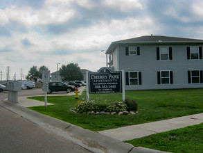 Cherry Park in Grand Island, NE - Foto de edificio - Building Photo