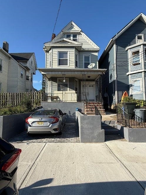 125 W 3rd St