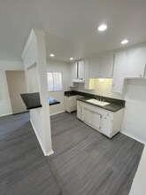 1037 W. 92nd St in Los Angeles, CA - Building Photo - Interior Photo