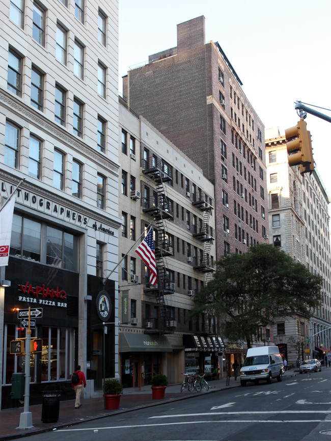 107 University Pl in New York, NY - Foto de edificio - Building Photo