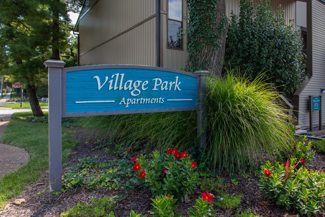 Village Park Apartments in Creve Coeur, MO - Foto de edificio
