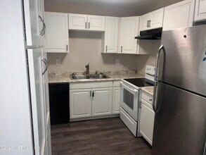 6060 Mizzell Dr in Jacksonville, FL - Building Photo - Building Photo