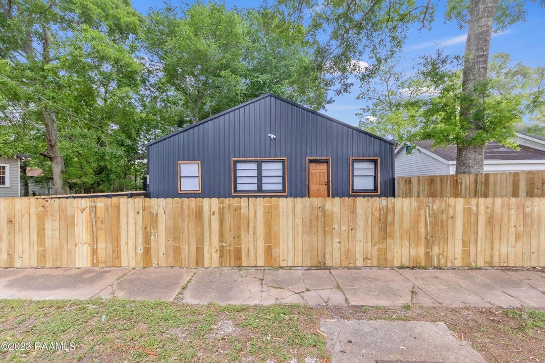 809 E Vermilion St in Abbeville, LA - Building Photo
