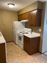 2730 Dale St N, Unit D112 in Roseville, MN - Building Photo - Building Photo