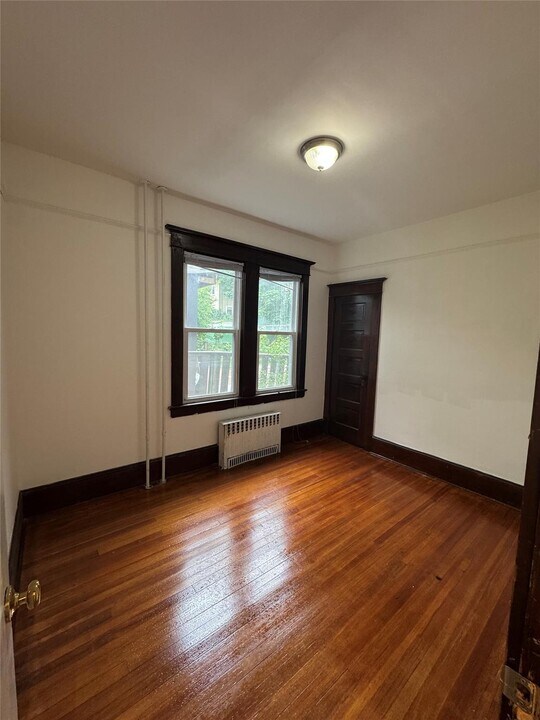 223 Treadwell Ave in Staten Island, NY - Building Photo