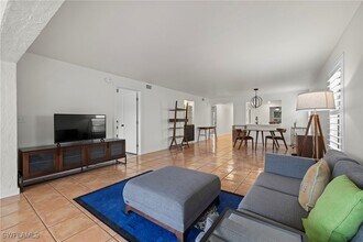 400 Misty Pines Cir in Naples, FL - Building Photo - Building Photo