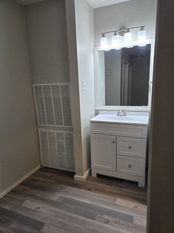 2620 Ektom Dr in Austin, TX - Foto de edificio - Building Photo