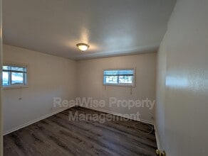 203 NW Pine St in Canyonville, OR - Building Photo - Building Photo