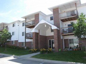 Highland Meadows in Bellevue, NE - Building Photo