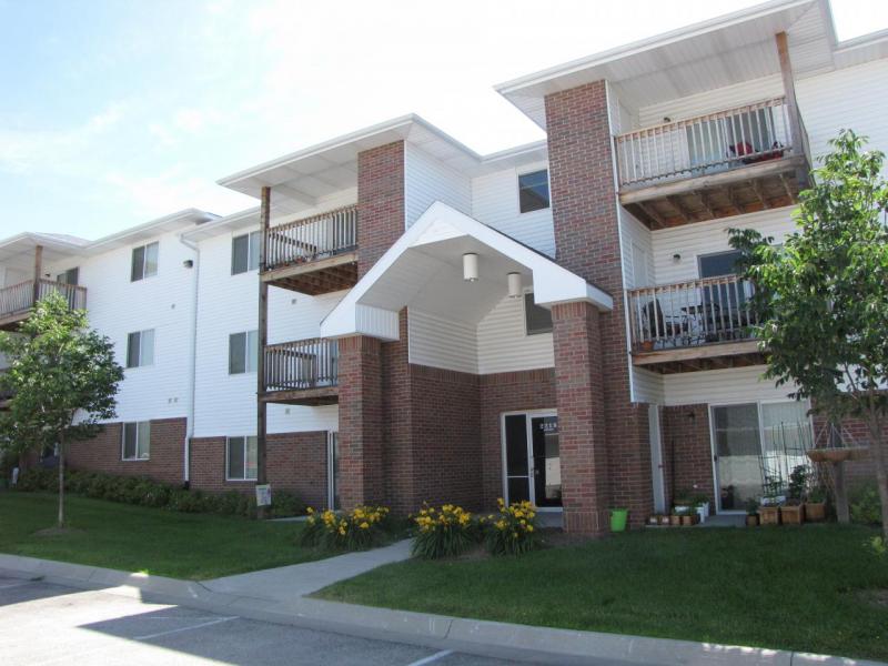 Highland Meadows in Bellevue, NE - Building Photo