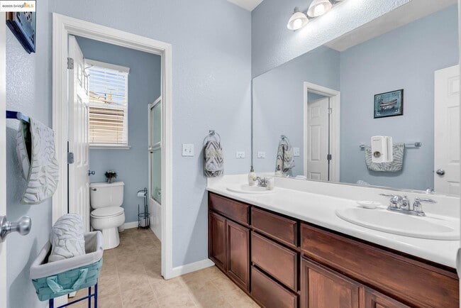 1361 Tiffany Dr in Brentwood, CA - Building Photo - Building Photo