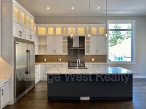 1310-1310 Mine Hill Dr in Kelowna, BC - Foto de edificio - Building Photo