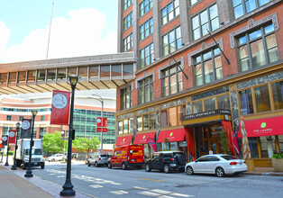 The Laurel Apartments in St. Louis, MO - Foto de edificio - Building Photo