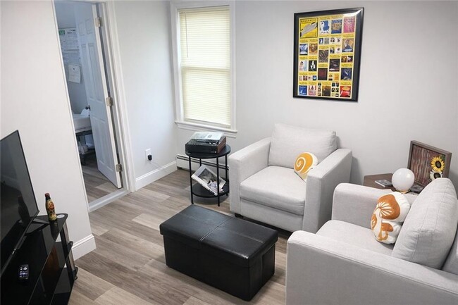 15 Rock St in Bristol, RI - Building Photo - Building Photo