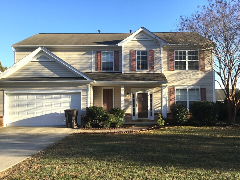 4544 Fairport Ct in High Point, NC - Building Photo