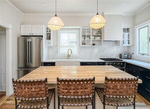 461 Spring St in Newport, RI - Building Photo - Building Photo