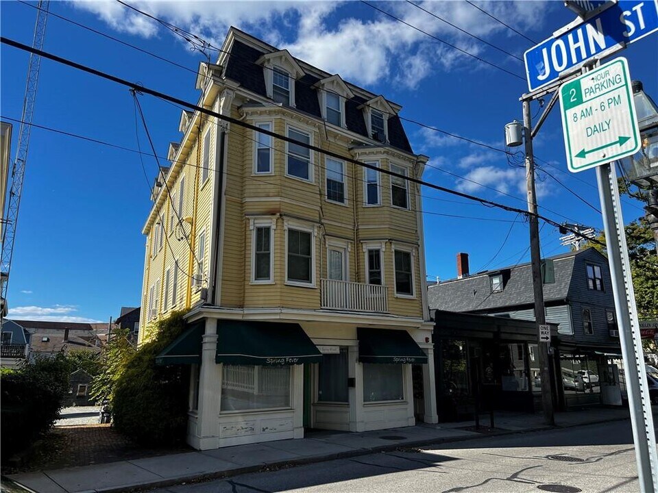 235 Spring St in Newport, RI - Building Photo